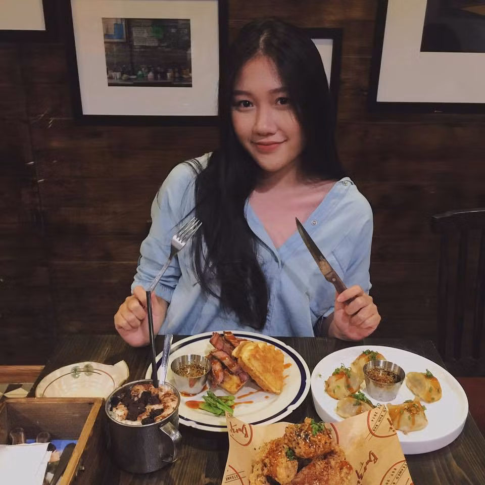Phong cách của Huỳnh Ân gắn liền với nét trẻ trung năng động hợp với tuổi đôi mươi mà vẫn khoe dáng triệt để.