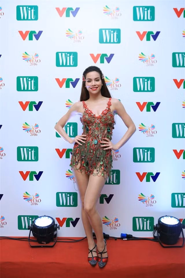 Một lần khác, Hà Hồ gây phản cảm vì mặc chiếc váy ngắn tũn lên sóng VTV.