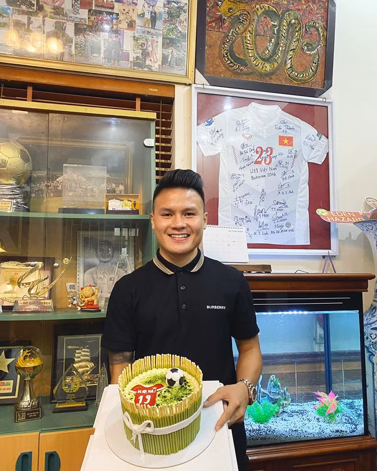 Quang Hải ít khi chia sẻ hình ảnh đời thường của mình lên mạng xã hội. Đa số các khoảnh khắc trên trang cá nhân của anh đều là ảnh quảng cáo, chụp chung với đồng đội hoặc gia đình.