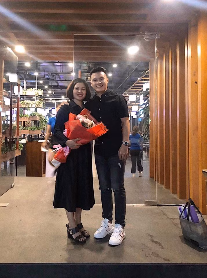 Cách phối sơ mi đen cùng quần jean và giày sneakers trắng tạo điểm nhấn cho chàng cầu thủ bảnh bao.