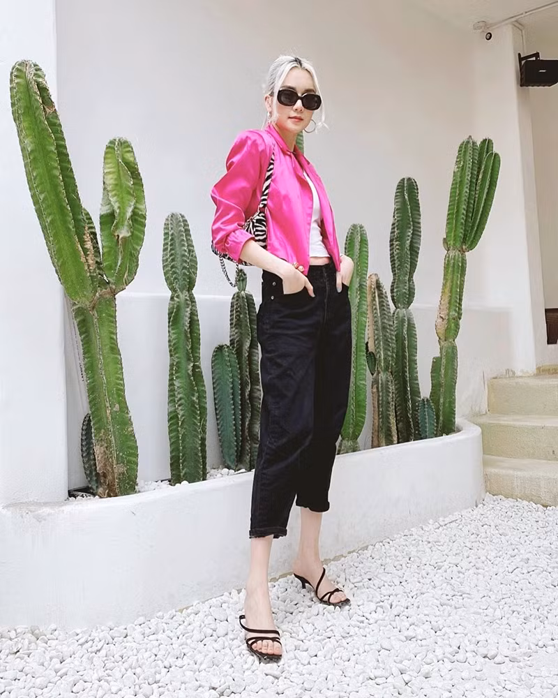 Thiều Bảo Trang lại lựa chọn áo khoác dáng lửng sắc hồng nổi bật mix cùng áo crop top và quần đen đơn sắc.