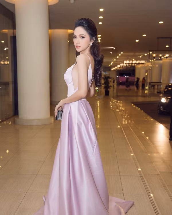 Hương Giang diện chiếc đầm dạ hội màu hồng ánh tím sang trọng và đầy quyến rũ khoe khéo vòng 1 và tấm lưng trần nuột nà.