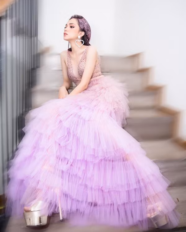 Hoa hậu Hương Giang giống hệt công chúa bước ra từ truyện tranh với chiếc đầm ánh tím.