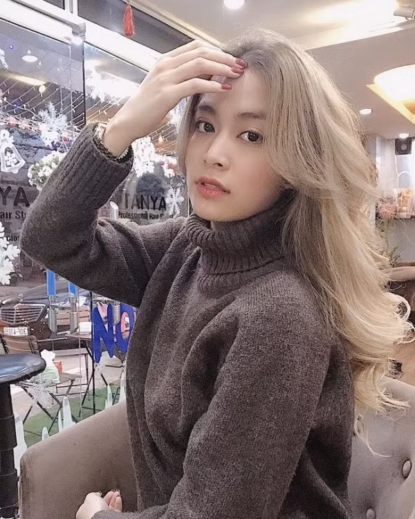 Mái tóc dài bồng bềnh của Hoàng Thùy Linh cũng từng được nhuộm màu bạch kim trông không khác gì gái Tây.