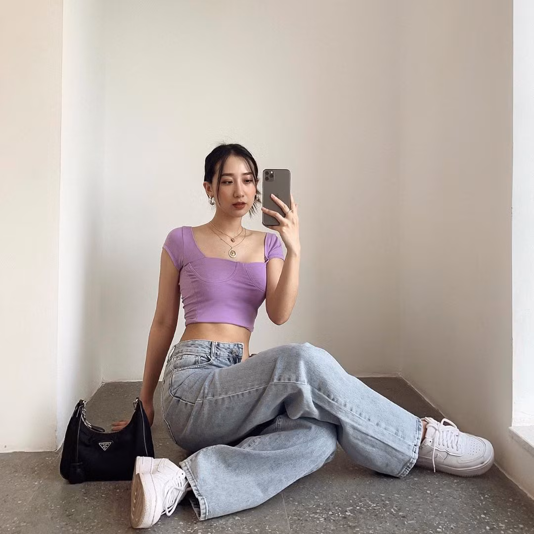 Không bỏ lỡ xu hướng màu tím của năm, Kiều Ly cũng chọn cho mình một chiếc áo croptop màu tím phối cùng quần jeans và giày sneakers vừa năng động vừa gợi cảm.