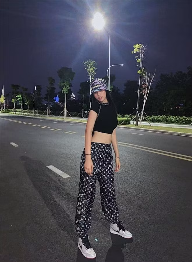 Tiểu Vy có thể thoải mái diện những set đồ khoe được trọn vẻ đẹp của cô gái đôi mươi.