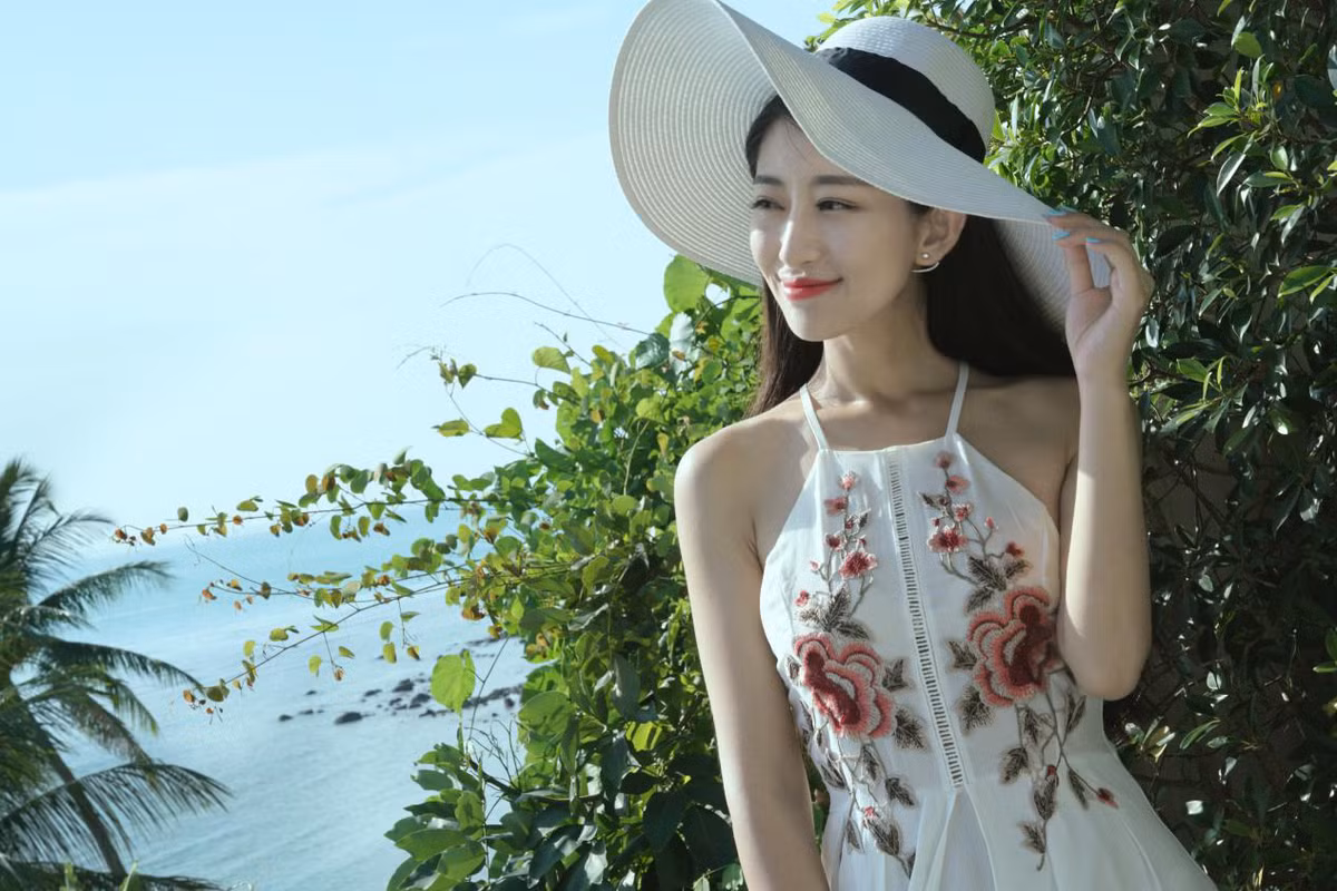 Không chỉ mặc đồ đẹp, nữ MC xứ Trung còn kết hợp với phụ kiện mũ.