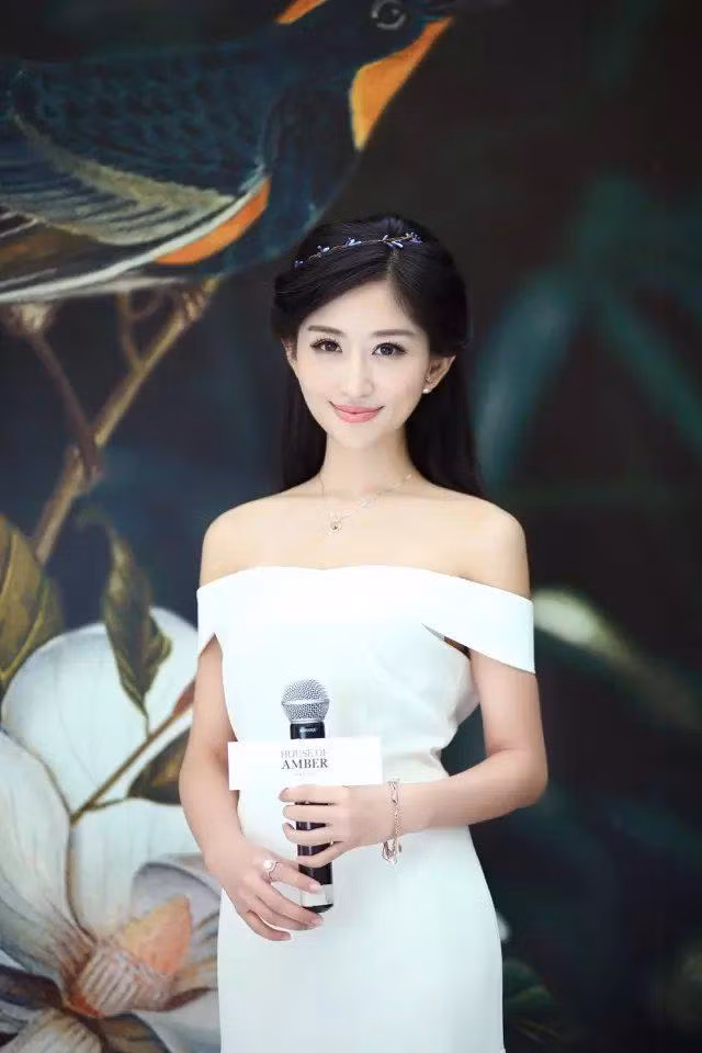 Uông Mộng Vân mặc chiếc váy trắng trễ vai vừa sang chảnh vừa gợi cảm.