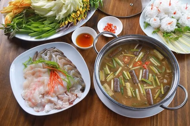 Nhìn khay lẩu mắm được bưng ra mà thấy trọn tình sông nước, từ những nguyên liệu chính đến rau ăn kèm đều phảng phất dấu ấn của người miền Tây, đơn giản mà nồng hậu.