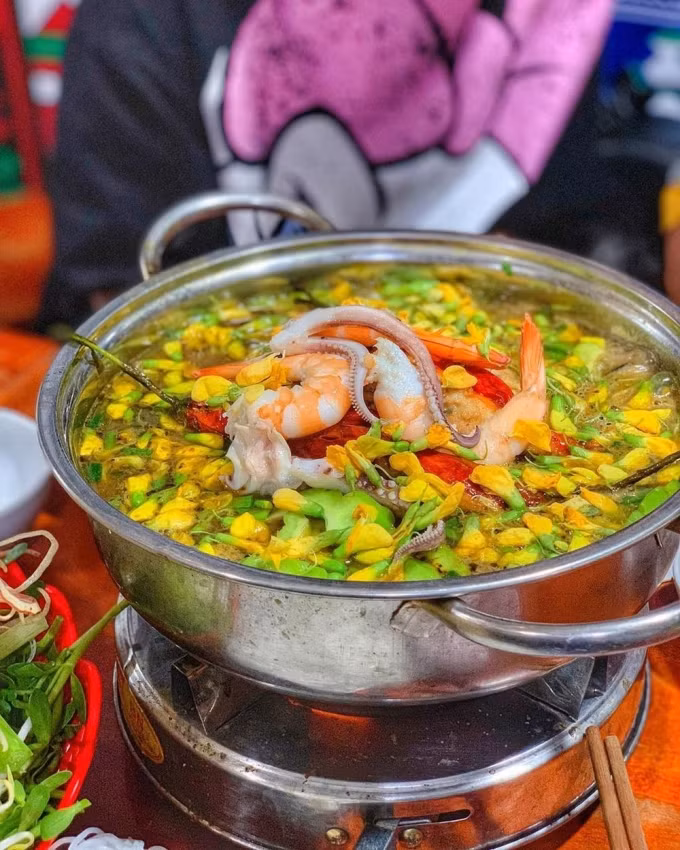 Người ta thường thấy, trong lẩu mắm luôn có thịt heo quay, vài khứa cá vớt ra chấm nước mắm. Hải sản thì có thể thêm tùy ý tôm, mực, lươn, cua hay bạch tuột tùy ý thích người ăn.