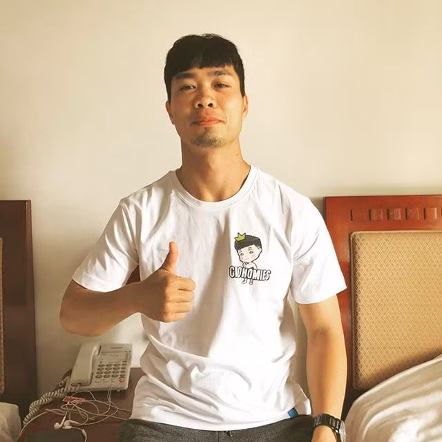 Vốn là người kín tiếng nên không mấy lạ lẫm khi Công Phượng có gu thời trang giản dị. Anh dường như không để ý quá nhiều đến áo quần, trung thành với một kiểu mặc.