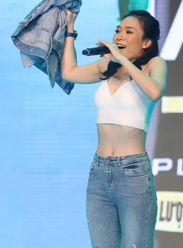 Dù bước sang tuổi 39 nhưng Mỹ Tâm vẫn rất trẻ trung và giữ được vóc dáng thon thả. Cô ngày càng chú ý đến cách ăn mặc và chăm diện trang phục khoe eo thon.