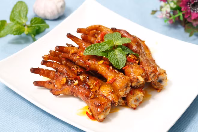 Chân gà nướng muối ớt là một trong những món ăn vặt quen thuộc, được giới trẻ ưa chuộng. Thông thường, chân gà công nghiệp đem nướng sẽ ngon hơn chân gà ta vì chúng có nhiều da và mỡ. Bạn có thể mua gói sẵn trong siêu thị, về sơ chế sạch với muối, giấm (hoặc rượu), gừng. Tuy nhiên lúc ướp thì không nên cho muối, tránh bị mặn.