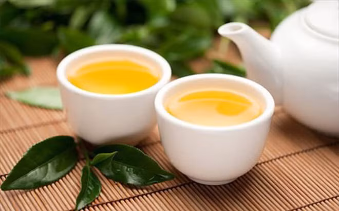 Trà: Các hợp chất trong trà làm vô hiệu hóa các chất sinh ung thư và ngăn chặn sự phát triển của các tế bào ung thư và sự hủy hoại nặng nề củ các tế bào này. Uống một hoặc nhiều hơn 1 tách trà mỗi ngày có thể làm giảm nguy cơ bị ung thư đại tràng gần 30%. Trà xanh được xem là loại trà tốt hơn trà đen vì thành phần của nó có nhiều chất chống oxy hóa tuyệt vời hơn.