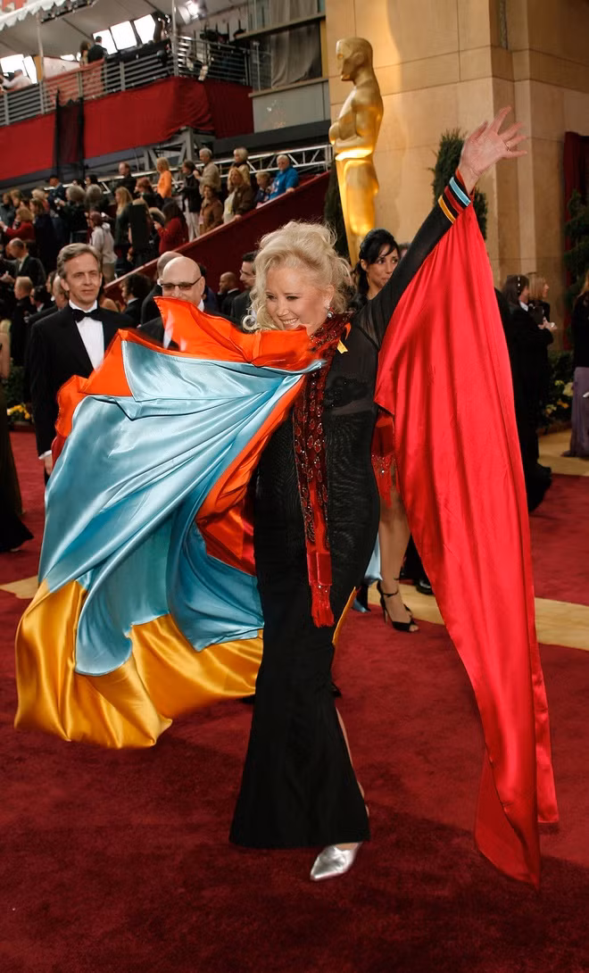 Nữ diễn viên Sally Kirkland từng bị chỉ trí khi xuất hiện tại lễ trao giải Oscar năm 2007 với bộ váy thảm họa.