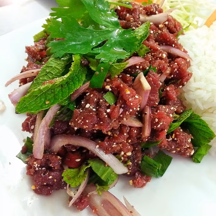 Sẽ không có gì đáng nói nếu như trong quá trình chế biến, người ta không cố tưới một lớp máu bò tươi lên trên. Điều này giúp cho những miếng thịt bò trông đỏ và màu sắc bắt mắt hơn.