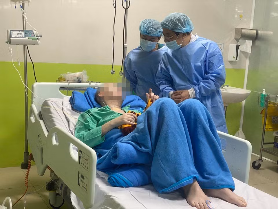 Phi cong nguoi Anh suc khoe tot, noi cam on bac si Viet Nam