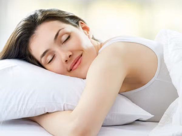 Cải thiện giấc ngủ: Giấc ngủ có vai trò quan trọng đối với cơ thể như không khí đối với hô hấp hay thức ăn đối với tiêu hóa. Thiếu ngủ dẫn đến nguy cơ mắc các bệnh như tiểu đường hay cao huyết áp. Hãy ngủ ít nhất 7 tiếng mỗi ngày.