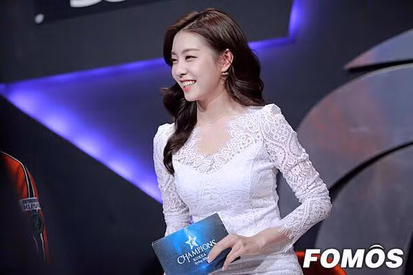 Cho Eun Jung là phát thanh viên nổi tiếng và được biết đến là một trong “Tứ đại mỹ nhân” trong làng Liên Minh Huyền Thoại Hàn Quốc. Cô từng host chương trình “Champions Korea” từ năm 2014 – 2016.