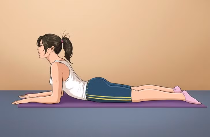 Tư thế nhân sư: Nằm sấp xuống thảm, mũi chân úp, cánh tay úp xuống thảm. Nâng cao người, mắt nhìn thẳng, giữ trong vài nhịp thở. Lặp lại động tác 10 lần.