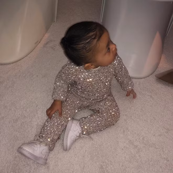 Không chỉ đầu tư vào túi xách, Stormi còn được mẹ mua cho cả tủ giày hàng hiệu. Cô bé chủ yếu được mẹ sắm cho các loại giày của hai hãng Nike và Adidas.