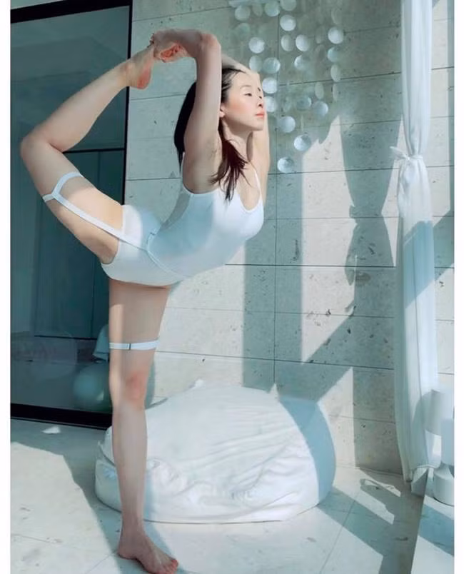 Những bức hình tạo dáng với yoga của cô ngập tràn trên trang cá nhân với không gian từ ngoài trời tới trong nhà...