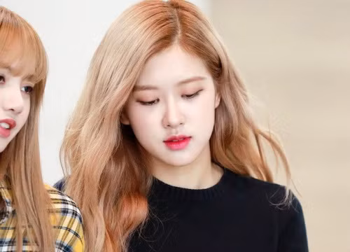 Đổ đủ sữa rửa mặt vào lòng bàn tay rồi mát xa mặt từ từ và nhẹ nhàng. Mát xa mặt trong khoảng 2 phút và rửa bằng nước sạch ở nhiệt độ bình thường.