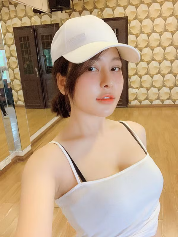 Áo 2 dây, croptop là những item khá đơn giản nhưng rất được Trâm Anh yêu thích. Ảnh: Internet. Mời độc giả theo dõi video "Minh Hằng chia sẻ về phong cách thời trang". Nguồn: VTC.