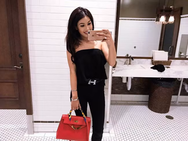 Jacqueline Phạm sành điệu với cả "cây" đồ đen phối cùng túi hàng hiệu mà đỏ nổi bật.