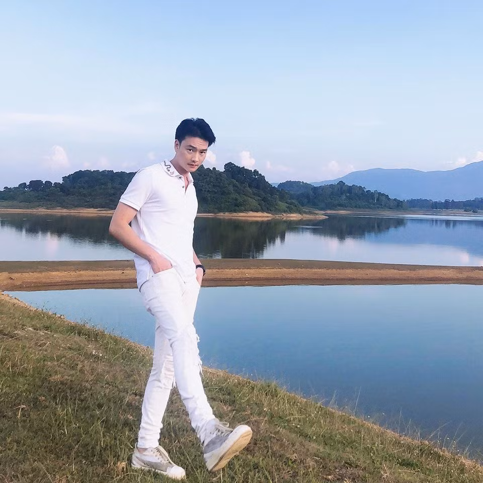 Nam diễn viên trẻ này khá chuộng những trang phục lịch lãm mang hai màu đen trắng.