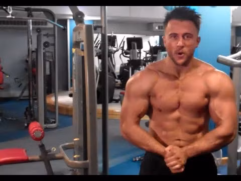 Trước đây, Adam tập gym 2 tiếng/ngày, 6 ngày trong tuần. Sau khi phẫu thuật thẩm mỹ, anh cắt giảm thời gian tập luyện chỉ còn 2,5 tiếng/tuần.