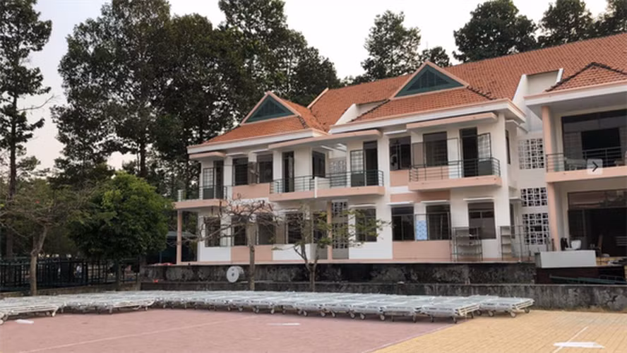 TP HCM còn có một bệnh viện dã chiến nữa nằm ở Cần Giờ. Hồi cuối tháng 3, Sở Y tế TP HCM cho biết Bệnh viện điều trị COVID-19 huyện Cần Giờ (TP.HCM) chính thức đưa cơ sở 2 đi vào hoạt động (tại vị trí cũ của Bệnh viện huyện Cần Giờ) với quy mô 300 giường. Ảnh: Sở Y tế.