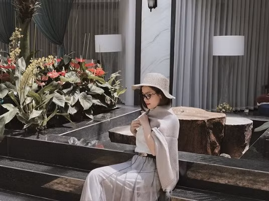 Có lúc Huyền My chọn trang phục công sở chỉn chu, khi thì lại bánh bèo nữ tính.