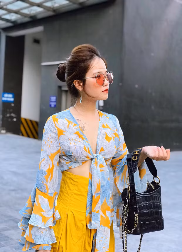 Hầu hết trang phục hay cách make up của cô đều mang vẻ chững chạc, có phần "dừ" hơn so với tuổi thật.