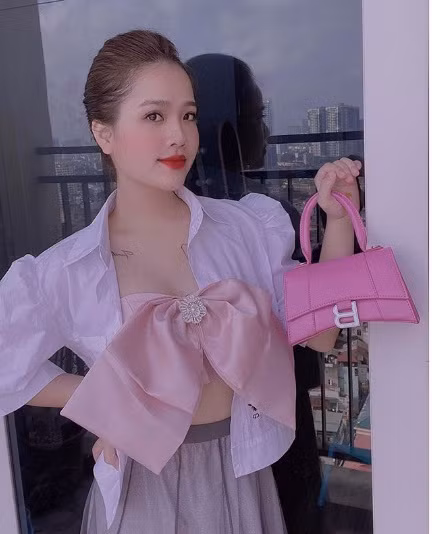 Cô chủ tiệm nail thỉnh thoảng cũng khéo léo khoe vóc dáng với áo croptop lộ eo thon nhỏ, gợi cảm.