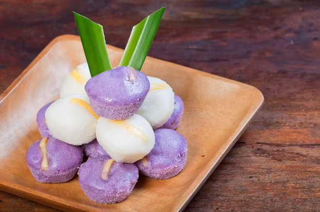 Bánh gạo hấp Puto là món bánh trứ danh của người Philippines. Bánh được làm từ nguyên liệu chính là bột gạo, bột nở, nước, đường…; nhưng để tăng độ ngon vị hơn cho bánh thì người Philippines còn cho thêm bơ, trứng gà, nước cốt dừa, phô mai…