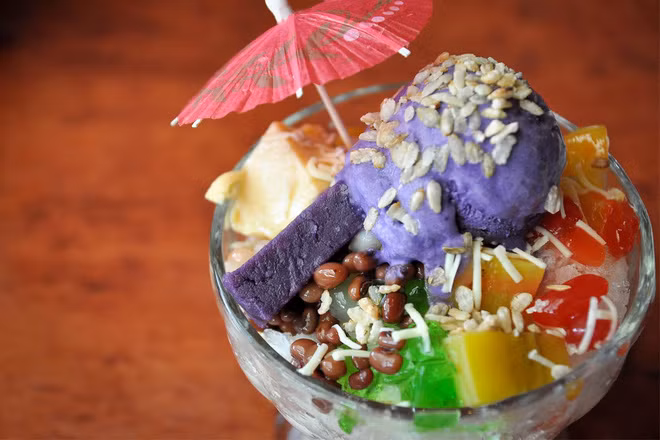 Halo Halo được làm từ sự trộn lẫn các nguyên liệu như; kem lạnh, thạch dừa, các loại đậu, hạt trân châu, thạch rau câu, chuối, khoai lang, dừa, khoai lang tím, mứt, sữa, flan, các loại trái cây…
