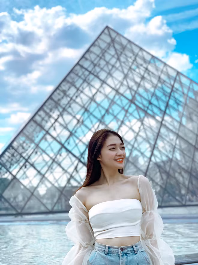 Vốn sở hữu vóc dáng chuẩn nên cô nàng cũng chẳng ngại khoe với các trang phục gợi cảm như váy áo ôm sát hay những kiểu áo croptop.
