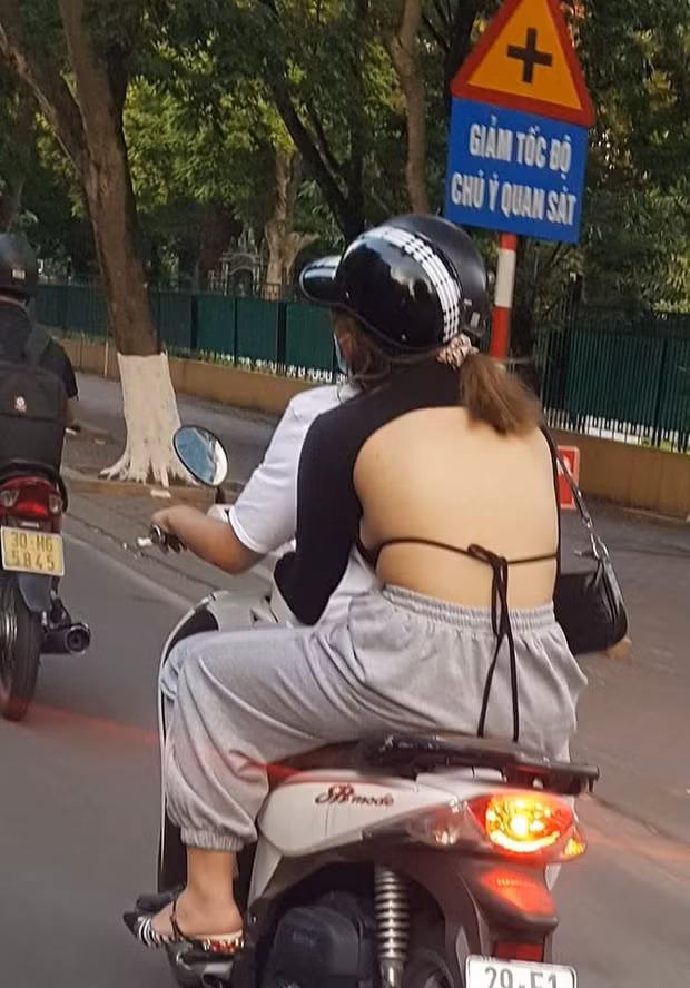 Hình ảnh cô gái trẻ ngồi sau xe máy ôm bạn trai, mặc trang phục hở lưng phản cảm đã nhận không ít “gạch đá” từ dân mạng.