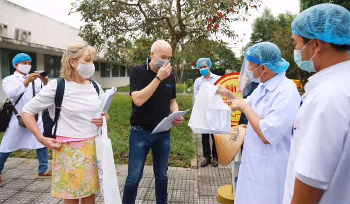 Benh nhan COVID-19 nguoi nuoc ngoai noi gi ve phac do dieu tri SARS-CoV-2 cua VN?