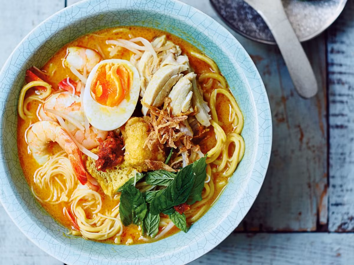 Món này có 4 phiên bản khác nhau: Curry laska có vị béo ngậy và mùi thơm đặc trưng từ cà ri, Asam laksa vị chua cay, Sarawak laksa có mùi thơm từ cá và Nyony laksa có vị ngọt từ nước dùng ninh từ xương. Du khách có thể thưởng thức đặc sản này ở Singapore, Malaysia, Indonesia và Thái Lan.