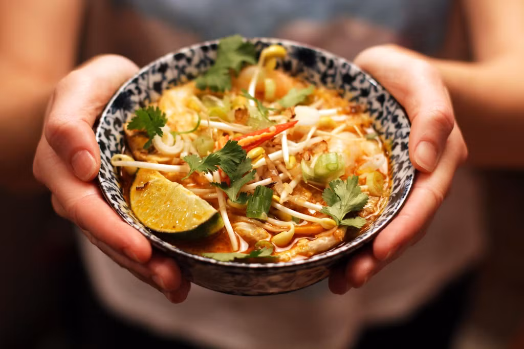 Bún Laska có lịch sử hơn 1.000 năm và gắn với người Peranakan. Thành phần chính của món ăn gồm: sợi bún to, đậu phụ, chả cá, trứng, thịt gà, tôm, sò huyết, giá đỗ...
