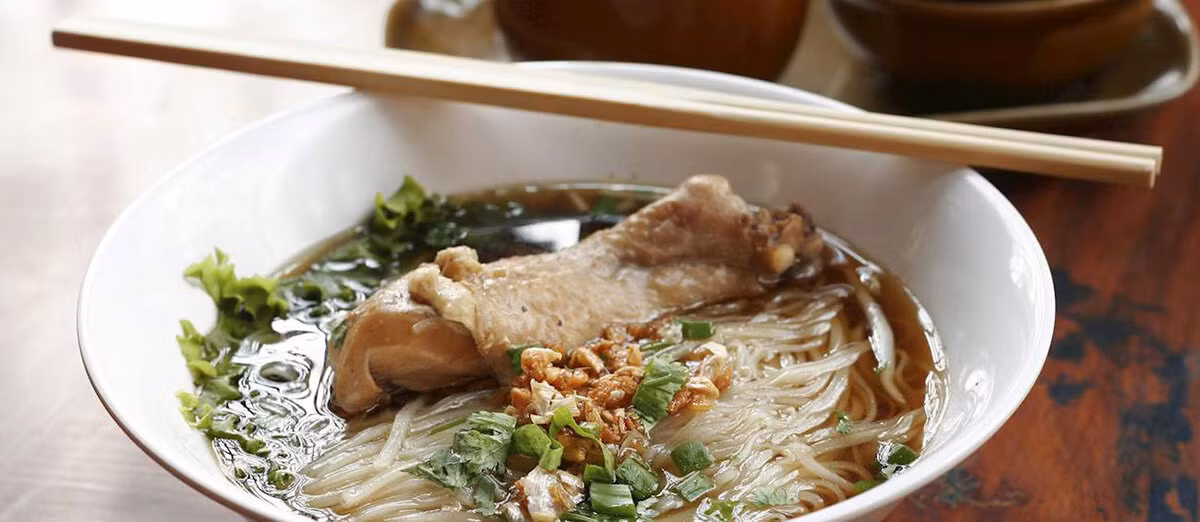 Yunnan Guoqiaomixian (Mỳ gạo Vân Nam) còn có tên gọi khác là "Mỳ gạo qua cầu" và cũng chính là đặc sản làm nên tên tuổi cho các quán ăn ở Vân Nam, Trung Quốc. Món này ăn cùng nước gà ninh nhừ, cá, thịt, trứng, các loại thảo mộc và gia vị đặc trưng của người dân Trung Quốc. Ảnh: Internet. Mời độc giả xem video "Chế biến món ngon từ nấm đông cô". Nguồn: VTC.