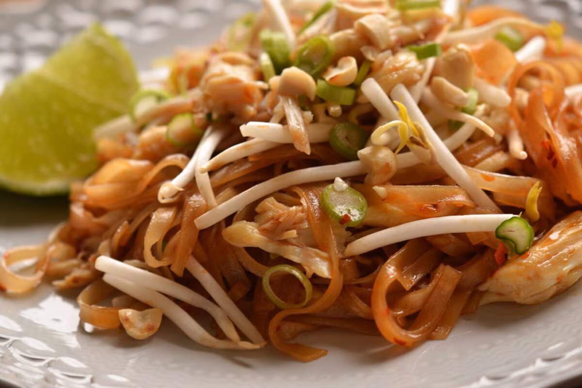 Ngoài các món ăn Việt, Pad Thái nổi danh xứ chùa Vàng cũng góp mặt trong danh sách những món sợi gạo ngon ở châu Á. Đây là một món mì gạo xào truyền thống và rất nổi tiếng của người dân xứ sở chùa vàng. Du khách có thể bắt gặp món ăn này tại các khu chợ đêm, các nhà hàng từ bình dân đến cao cấp.