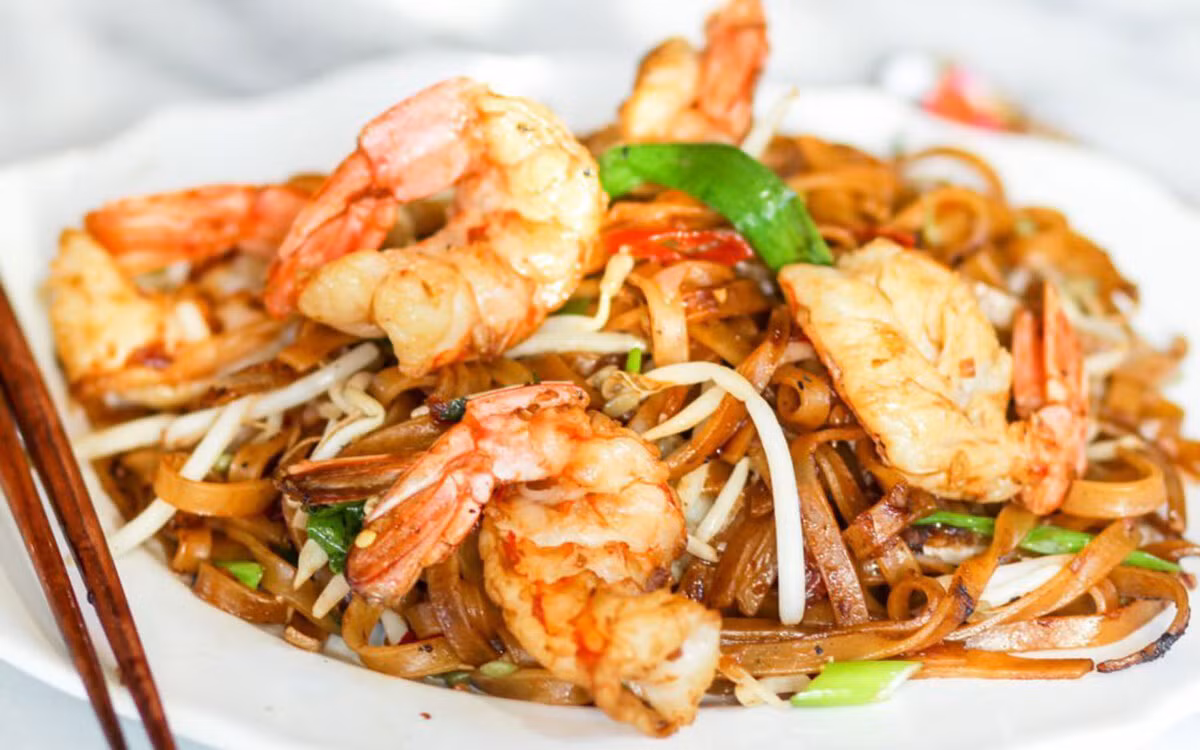 Char kway teow (Hủ tiếu xào cay) là một trong những món ăn nổi tiếng của Malaysia và Singapore, gồm các nguyên liệu dễ kiếm: hủ tiếu gạo bản mỏng dẹt, giá, hành, trứng và tùy từng nơi sẽ phục vụ kèm tôm, lạp xưởng thái mỏng. Khi chế biến món này, đầu bếp phải chỉnh nhiệt độ lên mức cao nhất và xào hủ tiếu trong chảo sâu lòng cùng xì dầu, sốt ớt cay.