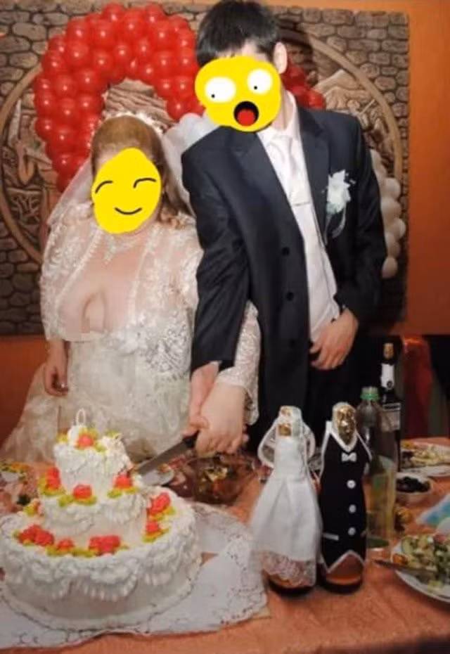 Cô dâu người Úc chọn cho mình một chiếc váy ren khá cầu kỳ, tay dài kín đáo nhưng lại hở một khoảng rất lớn ở ngực. Phần cổ váy cũng khoét rất sâu khiến cô lộ vòng một khi cắt bánh.