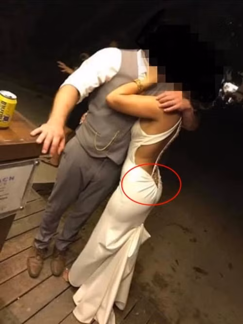 Trước đó, dân mạng cũng xôn xao chia sẻ hình ảnh một cô dâu mặc chiếc váy xẻ táo bạo hở cả vòng 3.