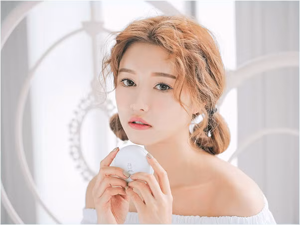 Nếu sau đó vẫn thấy những đốm mụn hoặc vết tàn nhang thì bạn có thể cần tới sức mạnh của kem che khuyết điểm.