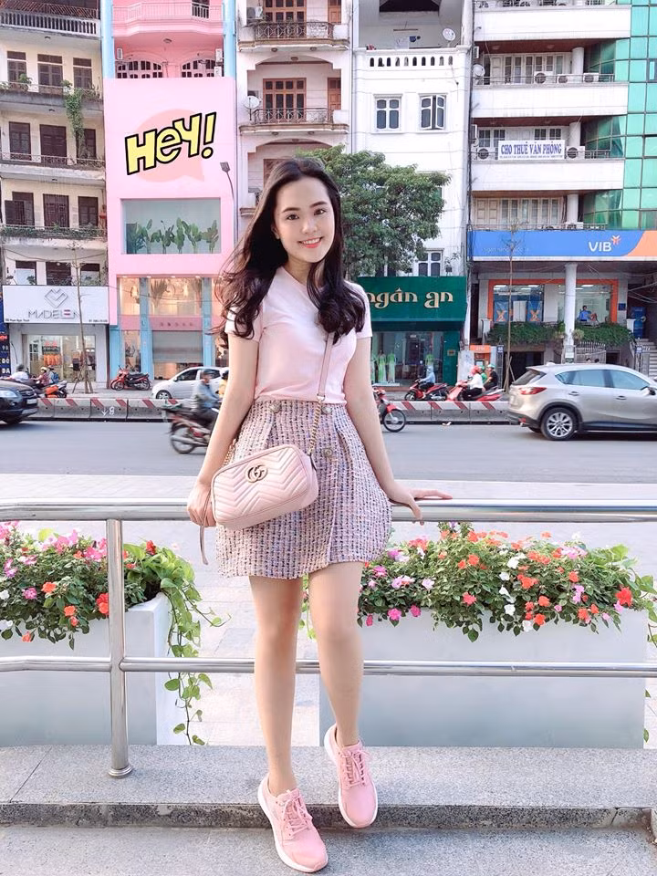 Vẻ đằm thắm, dịu dàng của người đẹp Hà Thành được thể hiện qua set đồ hồng từ đầu đến chân cực trẻ trung.