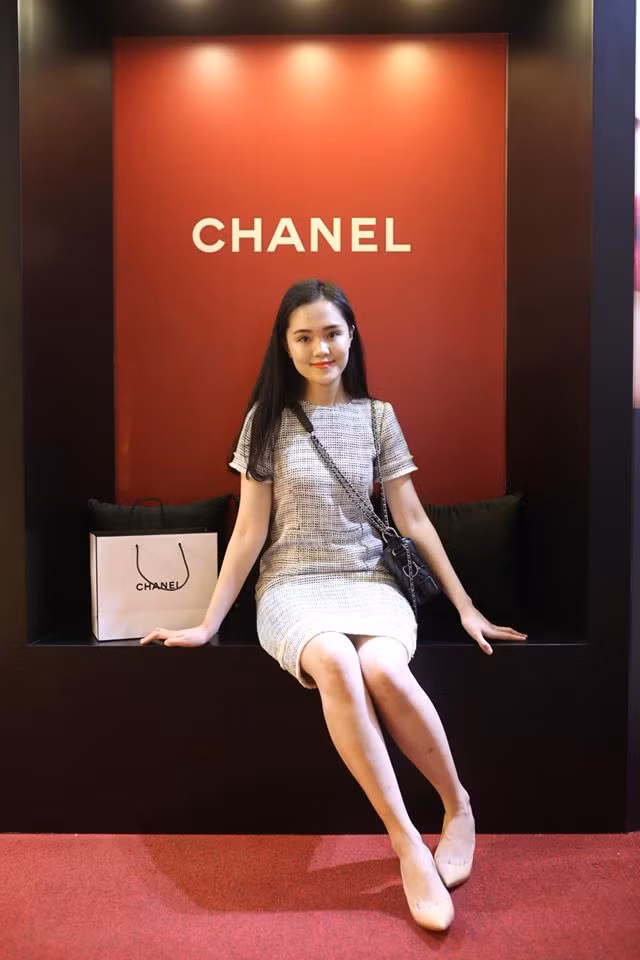Cô nàng ăn mặc đơn giản và khoác túi hàng hiệu đi mua sắm.
